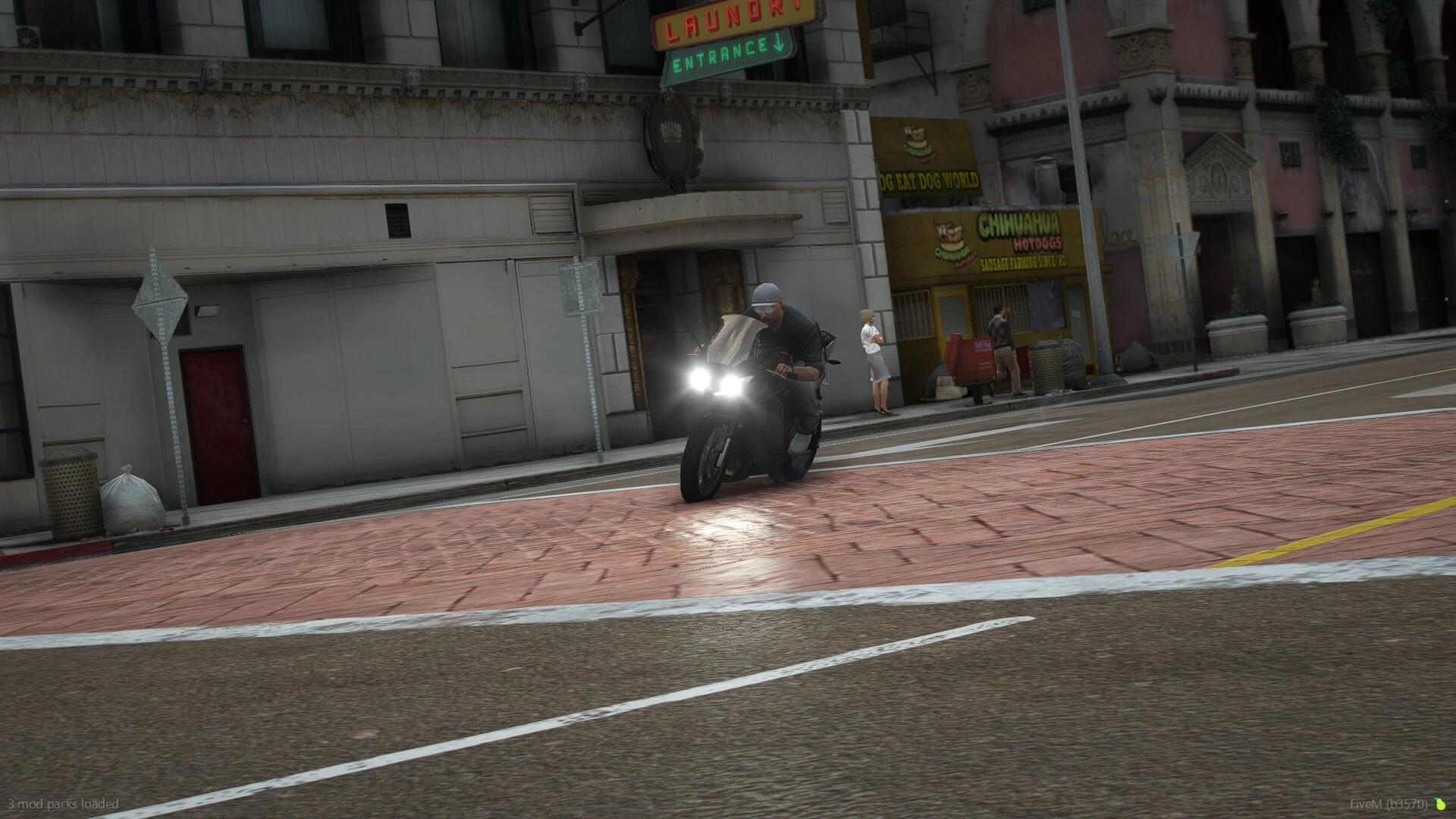 Motorradfahrer in einer Straßenszene in Los Santos